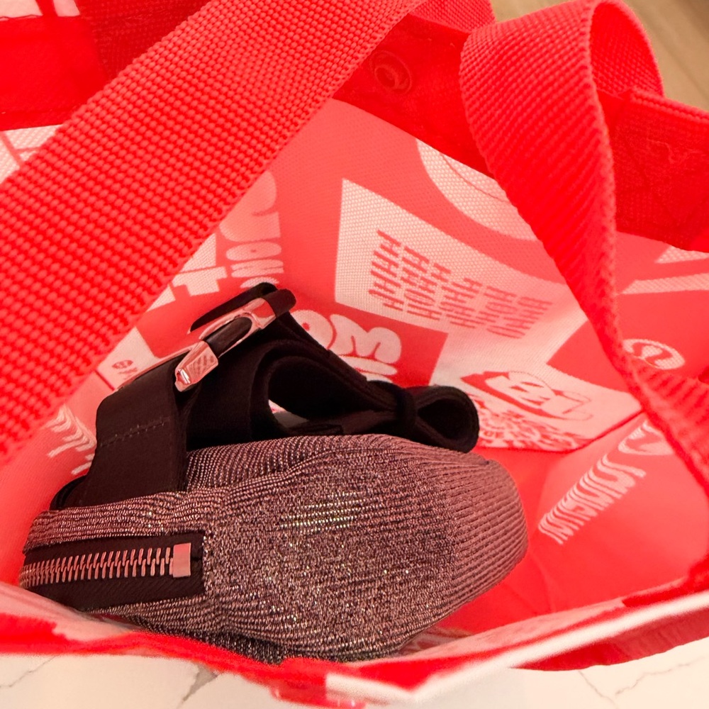 Lululemon Everywhere Belt Bag 1L silver Glitter - Picture 11 of 12